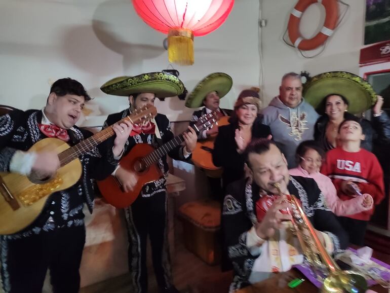 Elma Pérez, en el Barrio San Carlos de Ñemby, recibió como regalo una serenata con mariachis por el Día de la Madre.