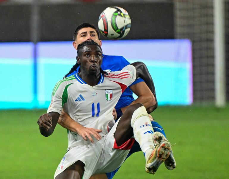 Budapest (Hungary), 09/09/2024.- Idan Nachmias (back) of Israel and Moise Kean of Italy in action during the UEFA Nations League group A soccer match between Israel and Italy in Bozsik Arena in Budapest, Hungary, 09 September 2024. (Hungría, Italia) EFE/EPA/Tibor Illyes HUNGARY OUT
