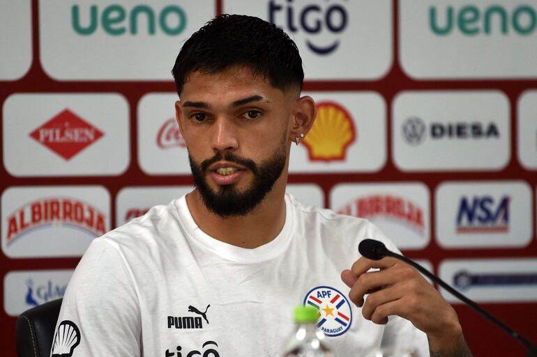 Omar Alderete, futbolista de la selección paraguaya, en la conferencia previa al partido contra Chile por las Eliminatorias Sudamericanas 2026. 