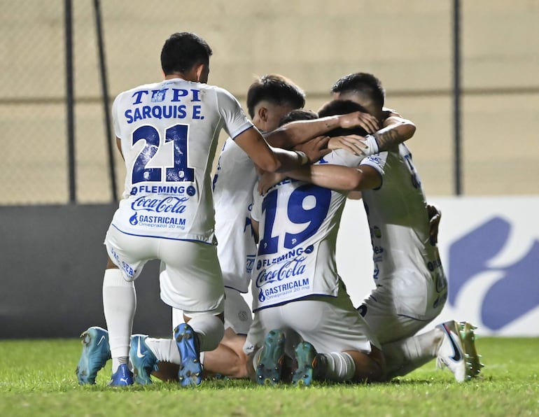 Los jugadores del Sportivo Ameliano festejan un gol en el partido ante Sol de América por la undécima fecha del torneo Clausura 2024 del fútbol paraguayo en el estadio Arsenio Erico, en Asunción, Paraguay. 