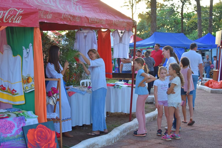 Ciudadanos extranjeros quedaron encantados con las prendas de ao po'i que se ofrecieron en la expoferia. 