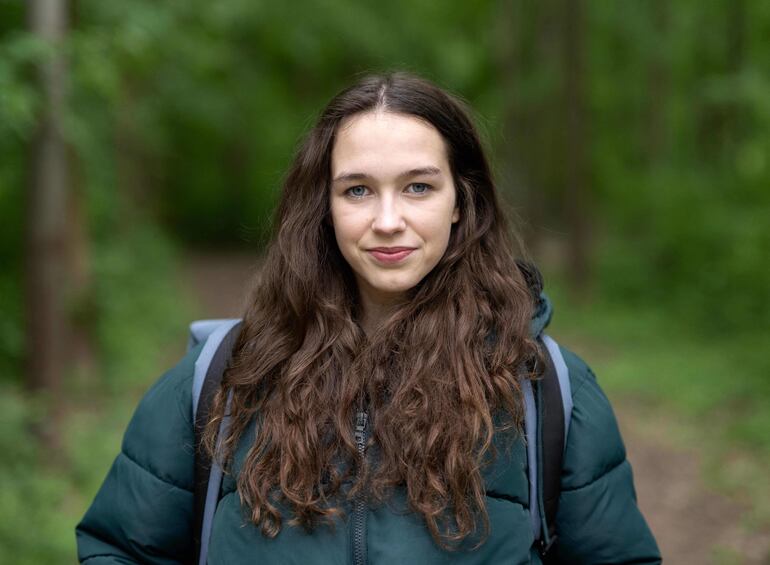 Lena Schilling, activista ambiental y principal candidata del Partido Alternativa Verde de Austria para las próximas elecciones parlamentarias de la Unión Europea (UE), posa para una fotografía en la sección vienesa del Parque Nacional Donau-Auen en Viena, Austria.