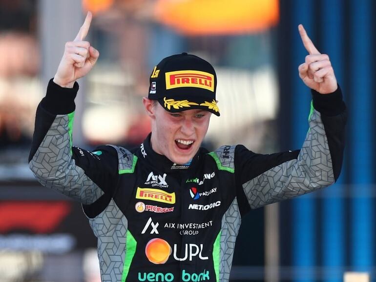 El paraguayo Joshua Duerksen, piloto de AIX Racing, celebra la victoria en la última carrera de la temporada 2024 de la Fórmula 2 en el Circuito de Yas Marina, en Abu Dabi, Emiratos Árabes Unidos.