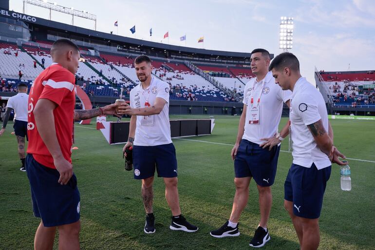 Los jugadores de la selección paraguaya durante la llegada de la delegación al estadio Defensores del Chaco para el partido frente a Colombia por las Eliminatorias Sudamericanas al Mundial 2026.