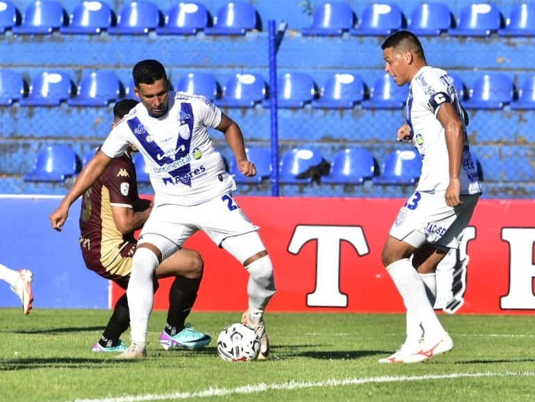 Fabián Franco, futbolista de Sportivo Ameliano, pelea por el balón en un partido contra Nacional por la primera jornada del torneo Apertura 2024 del fútbol paraguayo en el estadio Luis Alfonso Giagni, en Villa Elisa.