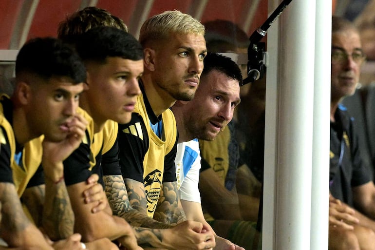 Argentina's forward #10 Lionel Messi (R) reacts after leaving the pitch after picking up an injury during the Conmebol 2024 Copa America tournament final football match between Argentina and Colombia at the Hard Rock Stadium, in Miami, Florida on July 14, 2024. (Photo by JUAN MABROMATA / AFP)