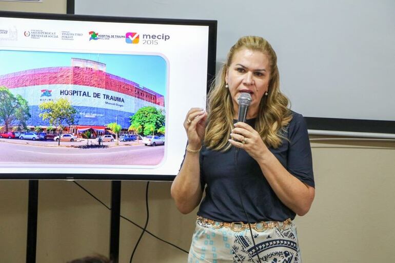 La ministra María Teresa Barán felicitó el trabajo de salvar vidas que realizan los médicos del Hospital del Trauma durante los 365 días del año.