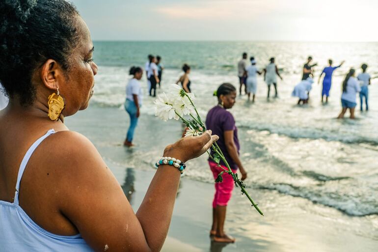 Un grupo de mujeres afrodescendientes en una playa de Cartagena (Colombia).