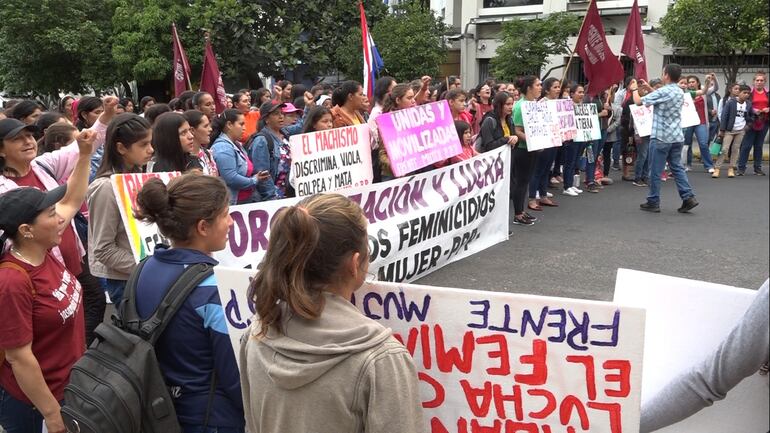 Mujeres reclaman falta de acceso a la salud pública y gratuita frente al Ministerio de Salud.