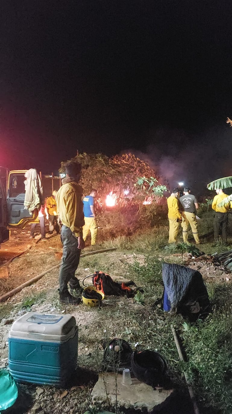 Incendio en un vertedero clandestino cercano a cateura.