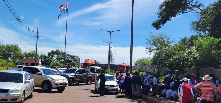 Manifestantes aguardan resultado de diálogo en Asunción sobre el futuro de la compensación por los desaparecidos Saltos del Guairá