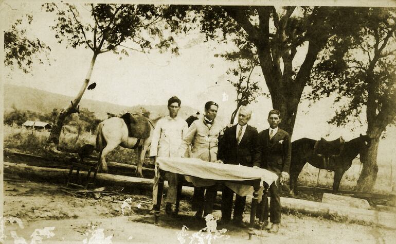 El escritor paraguayo Narciso Ramón Colman, ‘Rosicrán’ (Ybytymí, 1876-Asunción, 1954), el segundo desde la izquierda, con su padre y amigos, circa 1925.