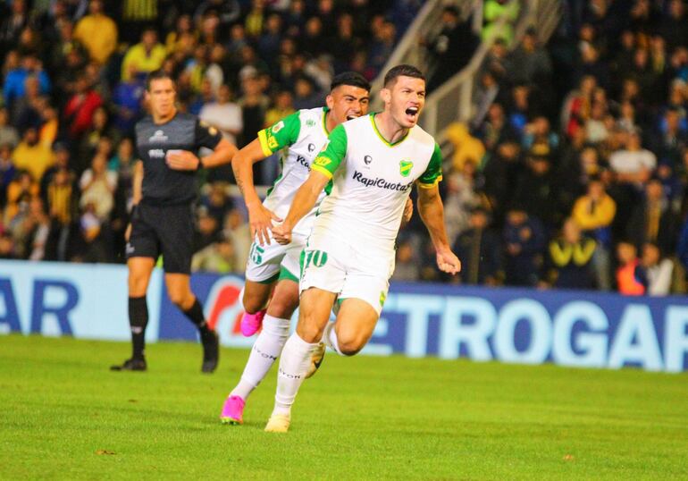 El paraguayo Rodrigo Bogarín, futbolista de Defensa y Justicia, festeja el tanto que convirtió contra Rosario central por la Liga Profesional de Argentina en el estadio el Gigante de Arroyito, en Rosario.