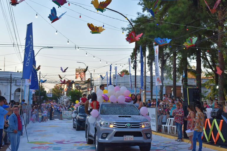 Desfile en Villarrica por el día de la primavera y la juventud.