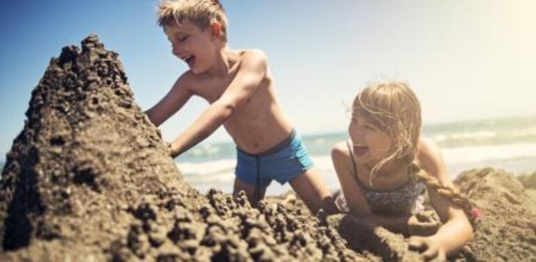 Niños jugando en la playa