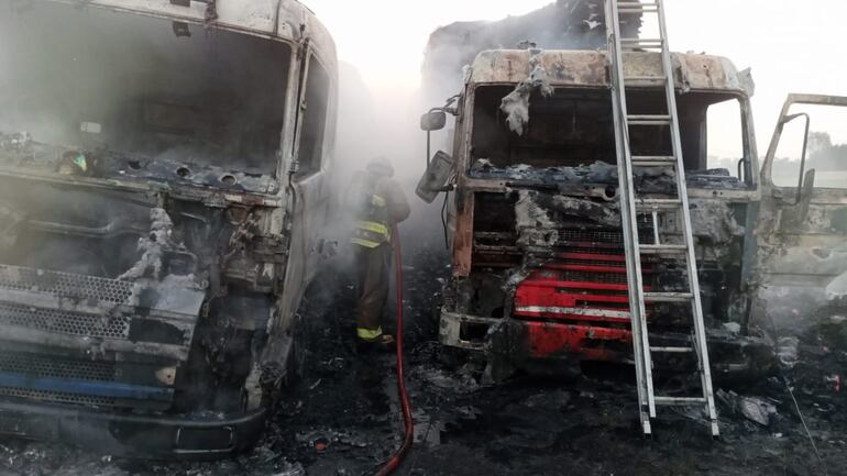 Así quedaron dos camiones tras el incendio en Remansito. (gentileza).