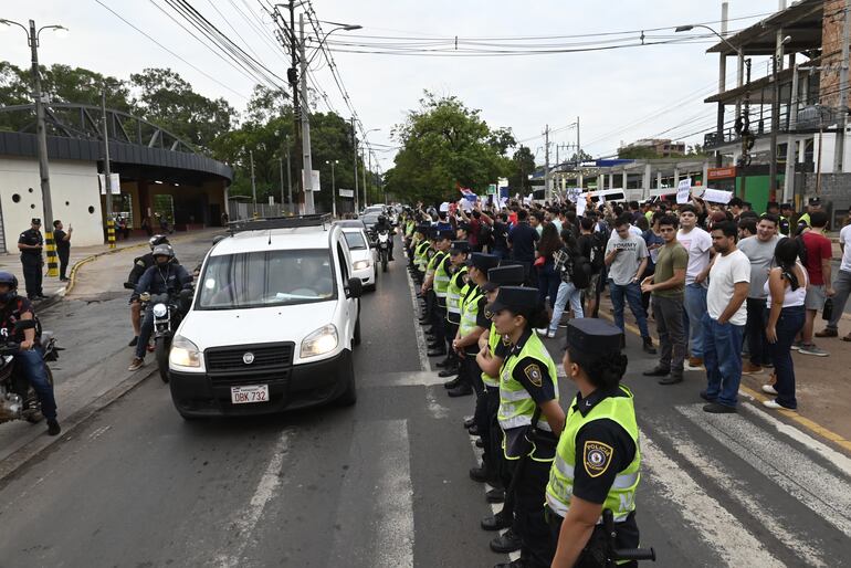 Protesta de estudiantes de la Universidad Nacional de Asunción