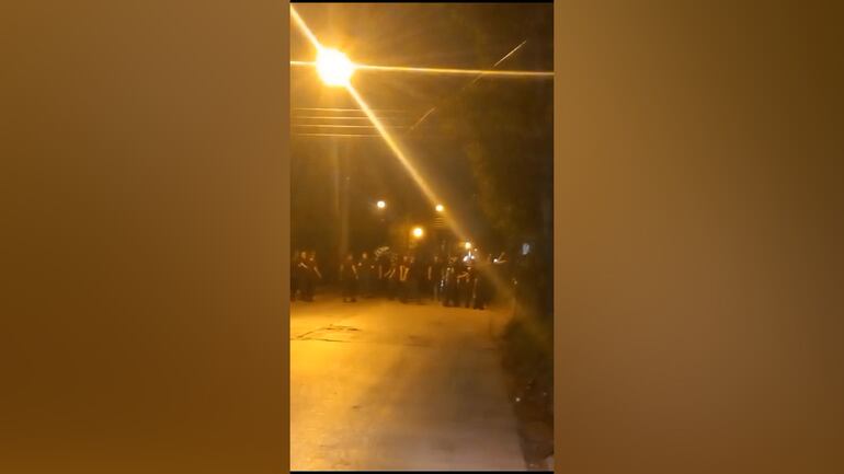 Video muestra cómo aspirantes a Lince copan calle. Joven denuncia golpiza.