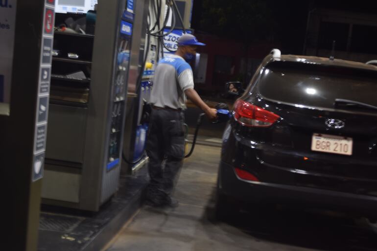 El precio del combustible en Argentina es  casi de un 50 por ciento menos que en Paraguay, debido a la diferencia cambiaria, con una baja cotización del peso argentino respecto del guaraní.