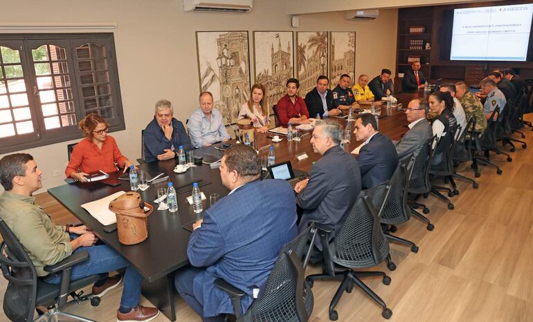 Santiago Peña presidió hoy una reunión con su gabinete en pleno en Mburuvicha Róga para tratar la asistencia a damnificados por los últimos temporales y la crecida del río Paraná.