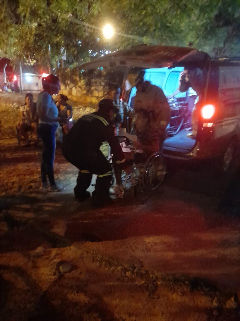 Pacientes fueron trasladados a otros centros asistenciales con la ayuda de los Bomberos Voluntarios de Caacupé.