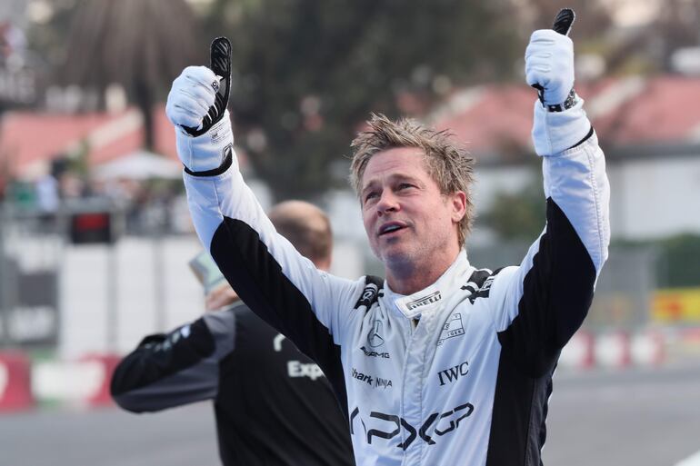 El actor estadounidense Brad Pitt saluda a seguidores, luego de la clasificación para el Gran Premio de México, en el Autódromo de los Hermanos Rodríguez en Ciudad de México.