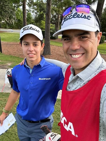 Fortlage (izq.) junto a su caddie durante la última práctica, ayer.