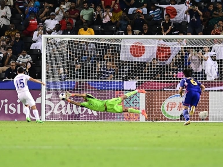 Reo Kokubo Brian, arquero de la selección Sub 23 de Japón, ataja un penal en la final de la Copa Asiática.