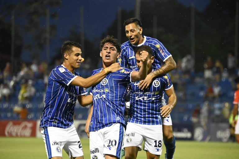 David Fernández (centro), de Sol de América, celebra su gol ante General Caballero con sus compañeros.