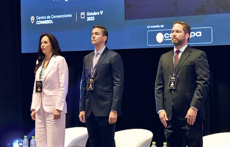 Claudia Centurión, ministra del MOPC, junto al presidente de la República, Santiago Peña, y el presidente de Cavialpa, Paul Sarubbi.