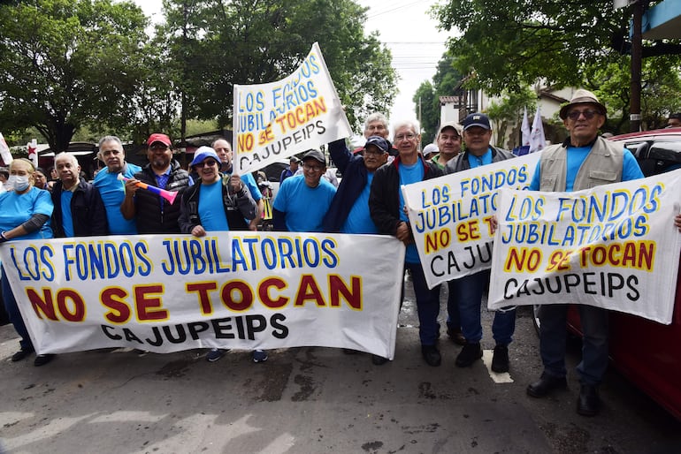 La manifestación inició frente a la Caja Central del IPS y finalizó frente al Ministerio de Trabajo. 