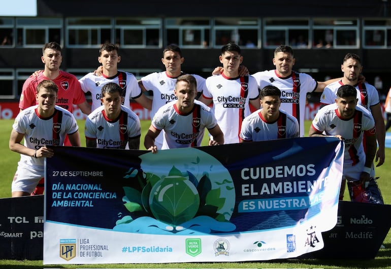 Equipo de Newell's, con los paraguayos Gustavo Velázquez y Saúl Salcedo, que empató ayer 3-3 con Deportivo Riestra en el inicio de una nueva fecha de la Liga argentina