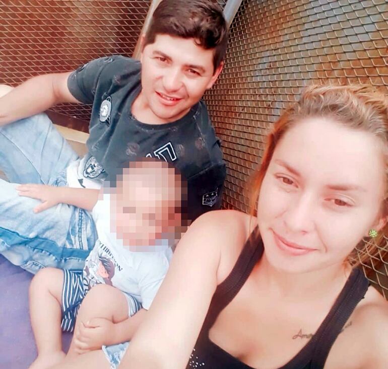 El imputado Joel Guzmán Amarilla Jara y la desaparecida Luz Dahiana Espinoza Colmán, con su pequeño hijo.