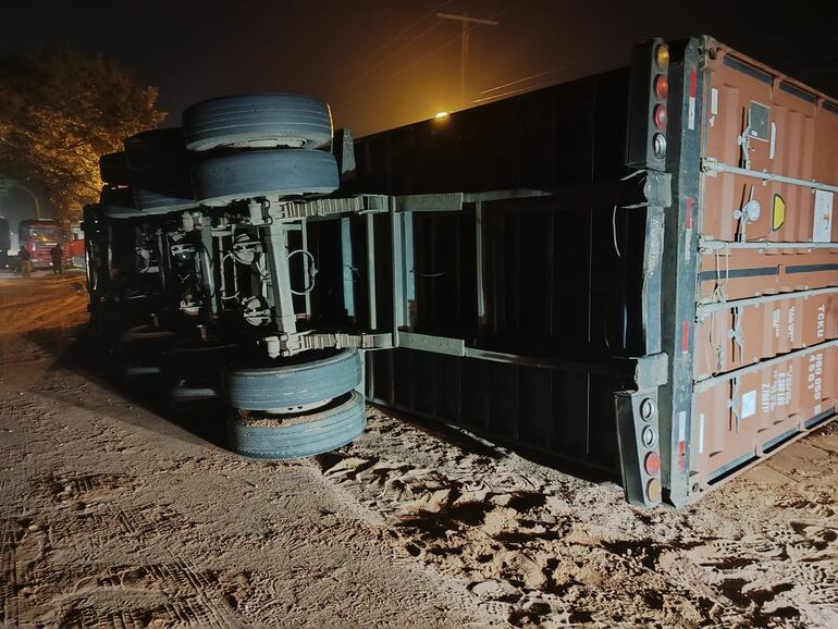 Camión de gran porte que transportaba carbón volcó en Villeta.