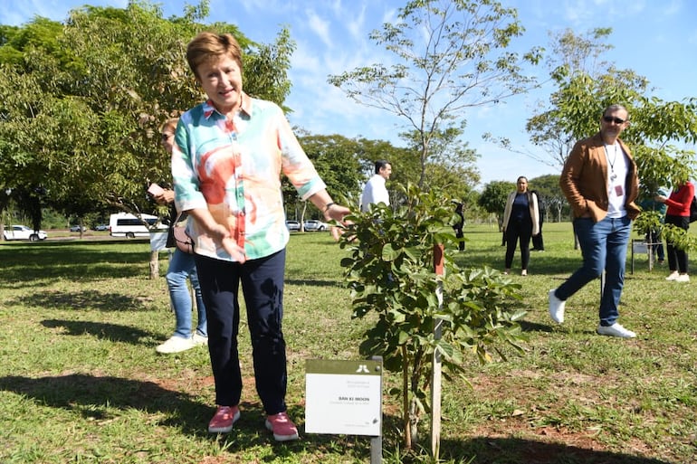 Directora gerente del FMI, Kristalina Georgieva, durante su visita a la Central Hidroeléctrica Itaipú.