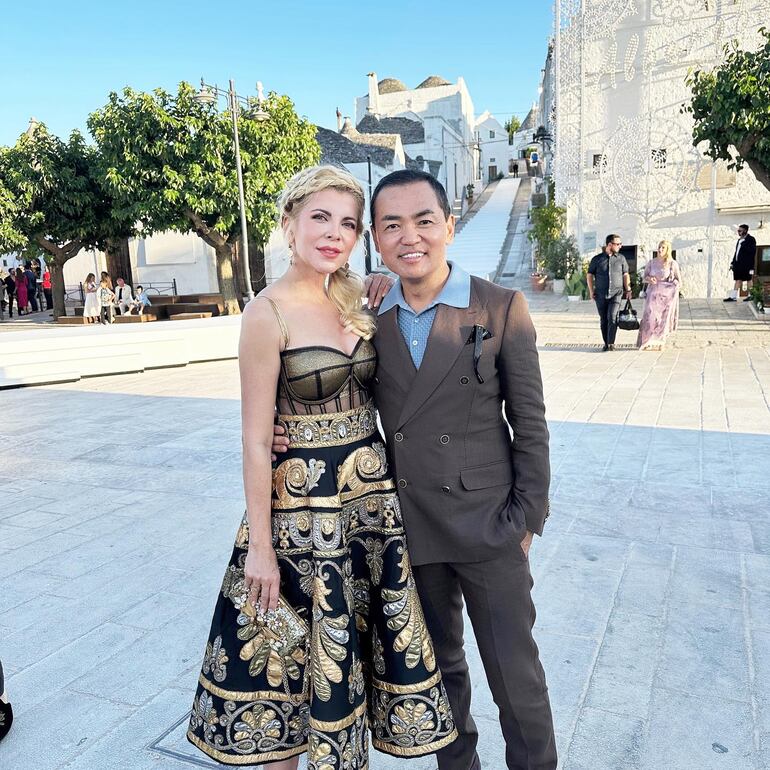 La hermosa pareja compuesta por Verónica Chaves y Marcelo Toyotoshi quedó encantada con la localidad de Aerobello, declarada Patrimonio de la Humanidad por la Unesco. (Instagram/Verónica Chaves)