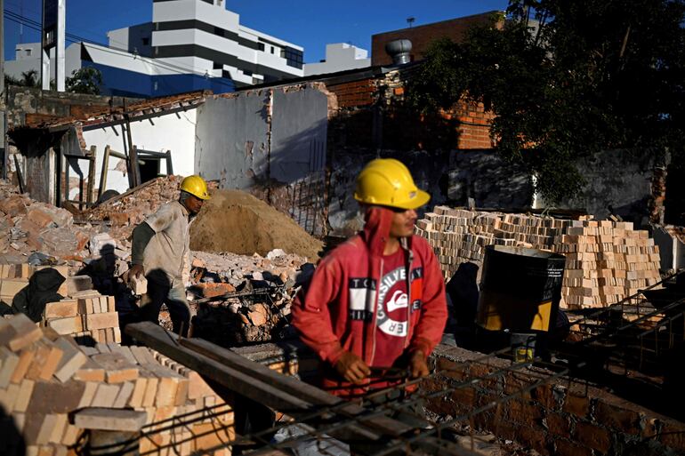 Dos obreros trabajan en una construcción en Asunción.