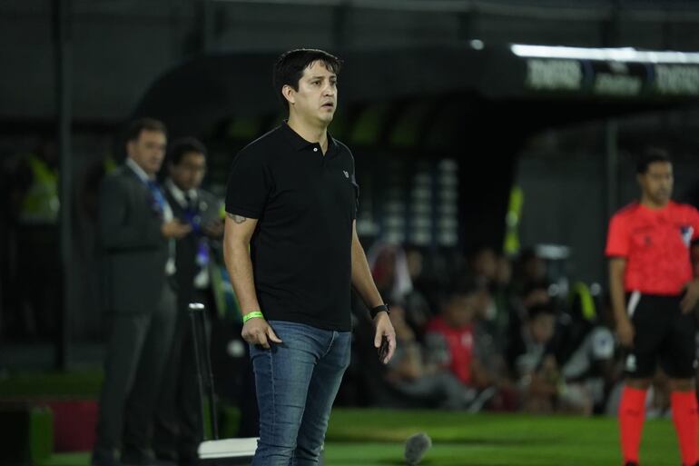 José Arrúa, entrenador del Sportivo Trinidense, en un partido frente a Nacional Potosí por la tercera fecha del Grupo D de la Copa Sudamericana 2024 en el estadio Defensores del Chaco, en Asunción.