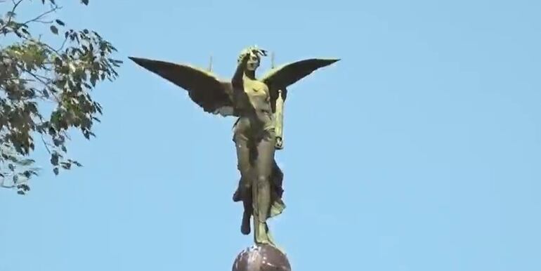 Emblemática escultura que adorna la escalinata de Antequera.