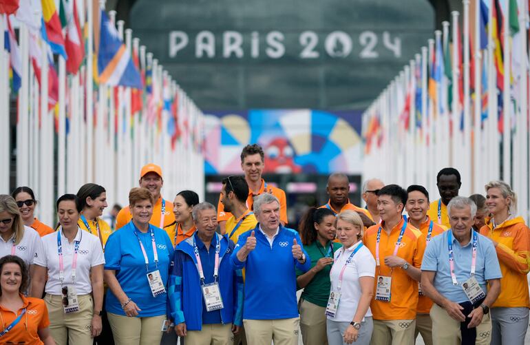 El presidente del Comité Olímpico Internacional (COI) Thomas Bach (c) junto a los miembros de la organización en París.