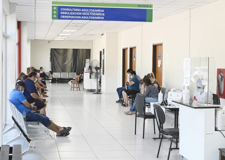 La falta de aire acondicionado en el área de urgencias, hace que la espera sea agobiante, denuncian pacientes. 