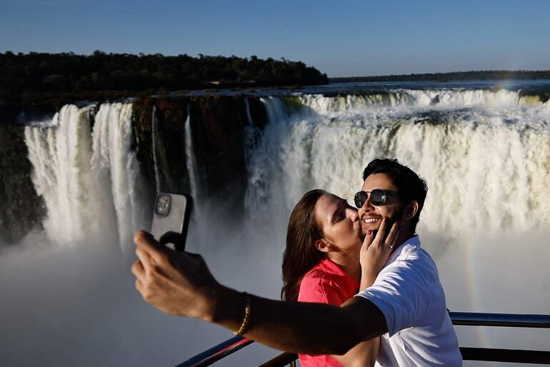 Una pareja se toma una foto en el Parque Nacional del Iguazú en Puerto Iguazú (Argentina).