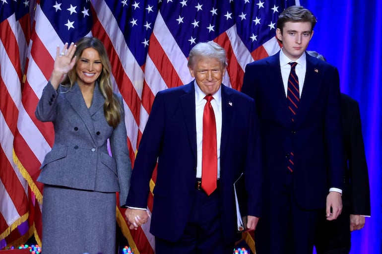 El expresidente Donald J. Trump, junto a su esposa Melania Trump (i) y el hijo de ambos, Barron Trump, en West Palm Beach Convention Center de Florida.