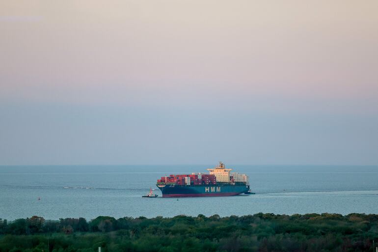 Un barco carguero a su llegada el puerto de Buenos Aires (Argentina).