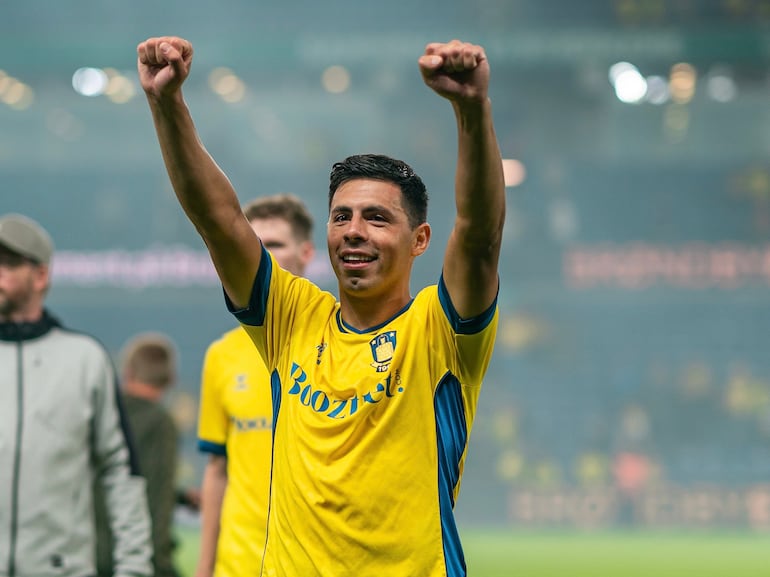 Blas Riveros festeja con los hinchas del Brondby IF la clasificación a la Tercera Ronda Clasificatoria de la Conference League.