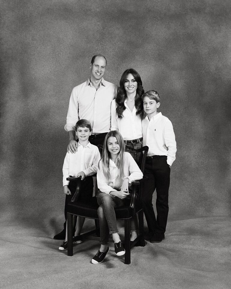 ¡Bella postal navideña! Guillermo de Inglaterra y Kate Middleton con sus tres hijos George (10), Charlotte (8) y Louis (5).