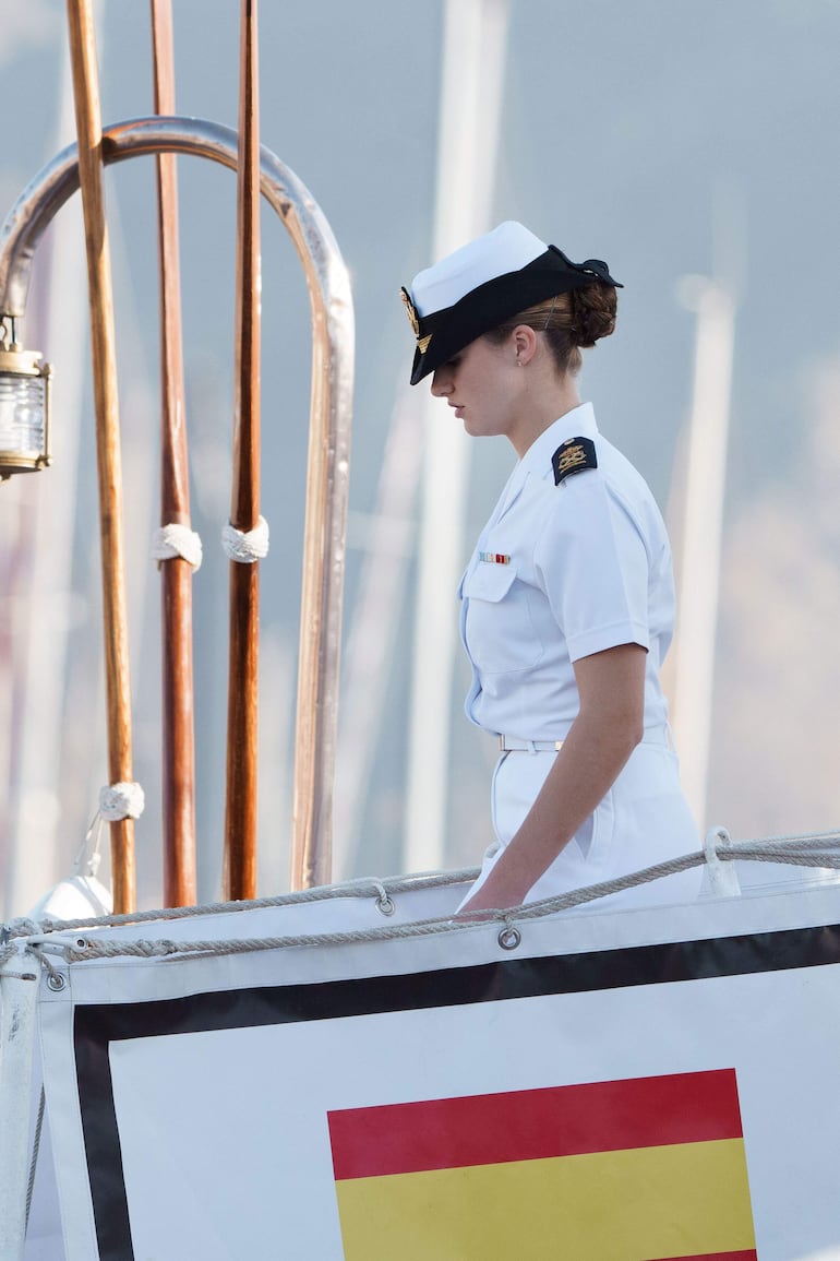 La princesita de Asturias, Leonor, descendiendo del buque Juan Sebastián de Elcano. (EFE/Ramón de la Rocha)
