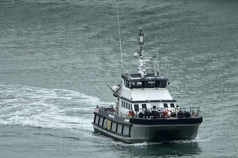 Un barco de la Fuerza Fronteriza británica se acerca al puerto de Dover luego de rescatar a migrantes que cruzaban el canal de La Mancha, el pasado 12 de junio.