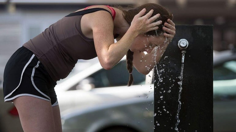 La correcta hidratación es una de las claves para evitar los golpes de calor.