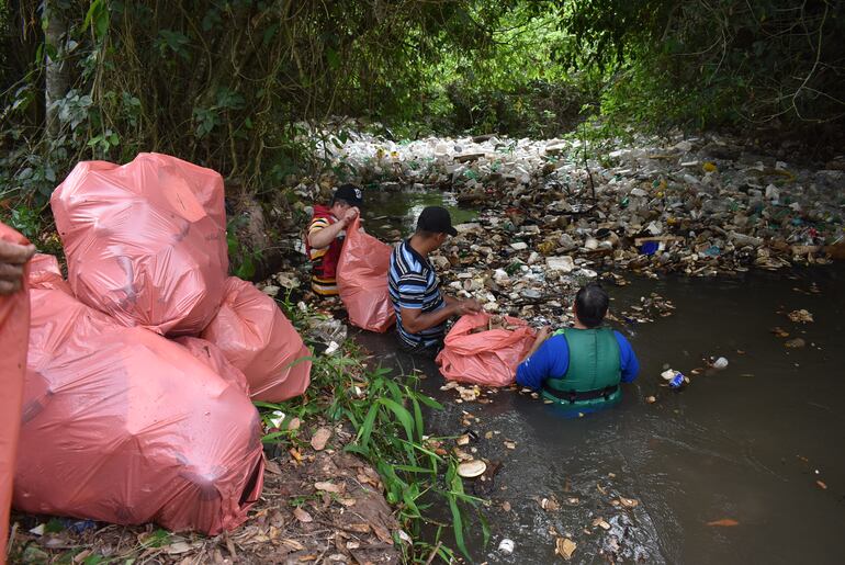 Los voluntarios se encontraron con una inmensa cantidad de desechos acumulados en varios puntos del Tapiracuai